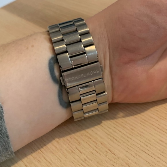 Michael Kors Oversized Watch - Picture 6 of 7